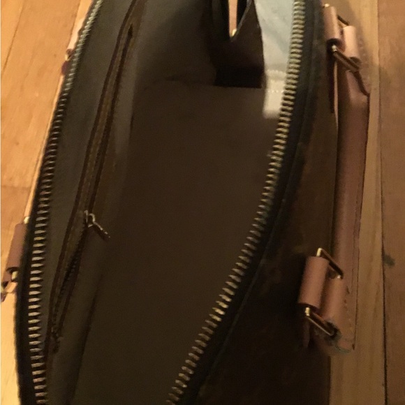 BEAUTIFUL LV BAG VERY LIGHTLY USED ONLY $465.00🔥🔥🔥🎁🎁 . - Picture 5 of 16